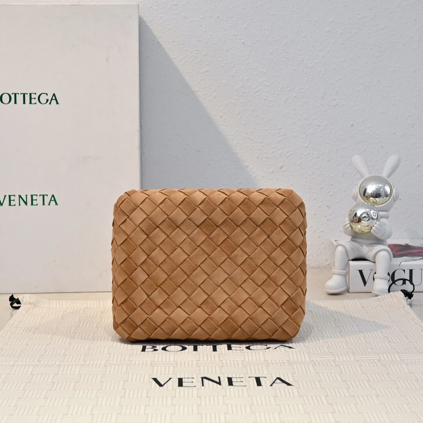 Batch 1760 BV's new intrecciato suede woven leather shoulder bag. It comes with a detachable cross-body strap. It comes with a mini bag inside. The appearance retains the unique design of BV woven. The parachute bag is a bag that makes people excited before seeing the actual thing. The small gold knot embellishment is full of simple and high-end sense to meet your needs in different occasions. Model: 6569 Size: 21X17X16.5cm